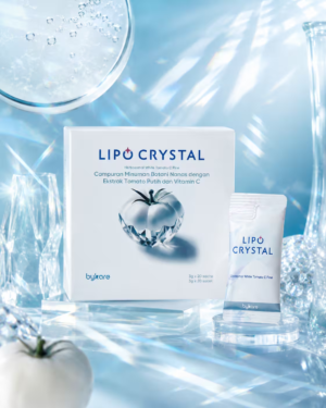 Bykare Lipo Crystal skin brightening supplement packaging box and a 3g single sachet displayed on premium ice-like crystal blocks with water bubbles. Packaging text reads: "Herbosomal White Tomato C Pine, Campuran Minuman Botani Nanas dengan Ekstrak Tomato Putih dan Vitamin C" for advanced antioxidant and skin whitening.