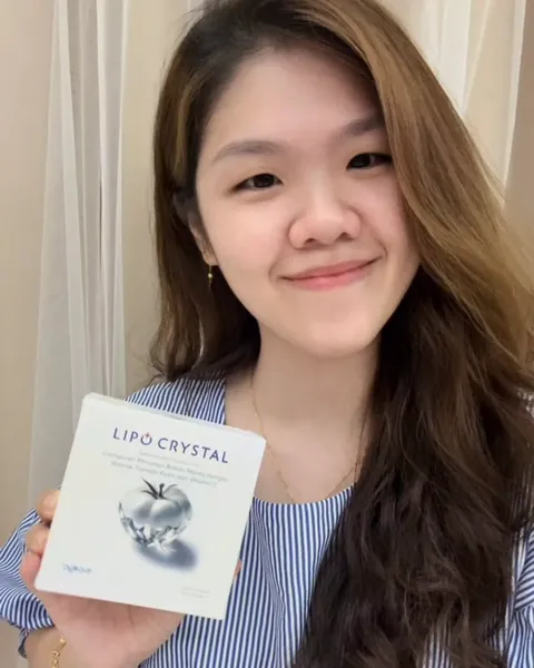 Lipo Crystal customer holding the box or a sachet