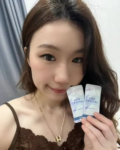 Lipo Crystal customer holding the box or a sachet
