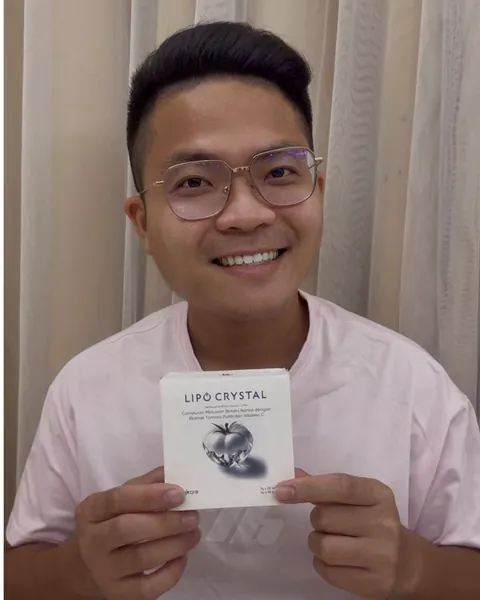 Lipo Crystal customer holding the box or a sachet